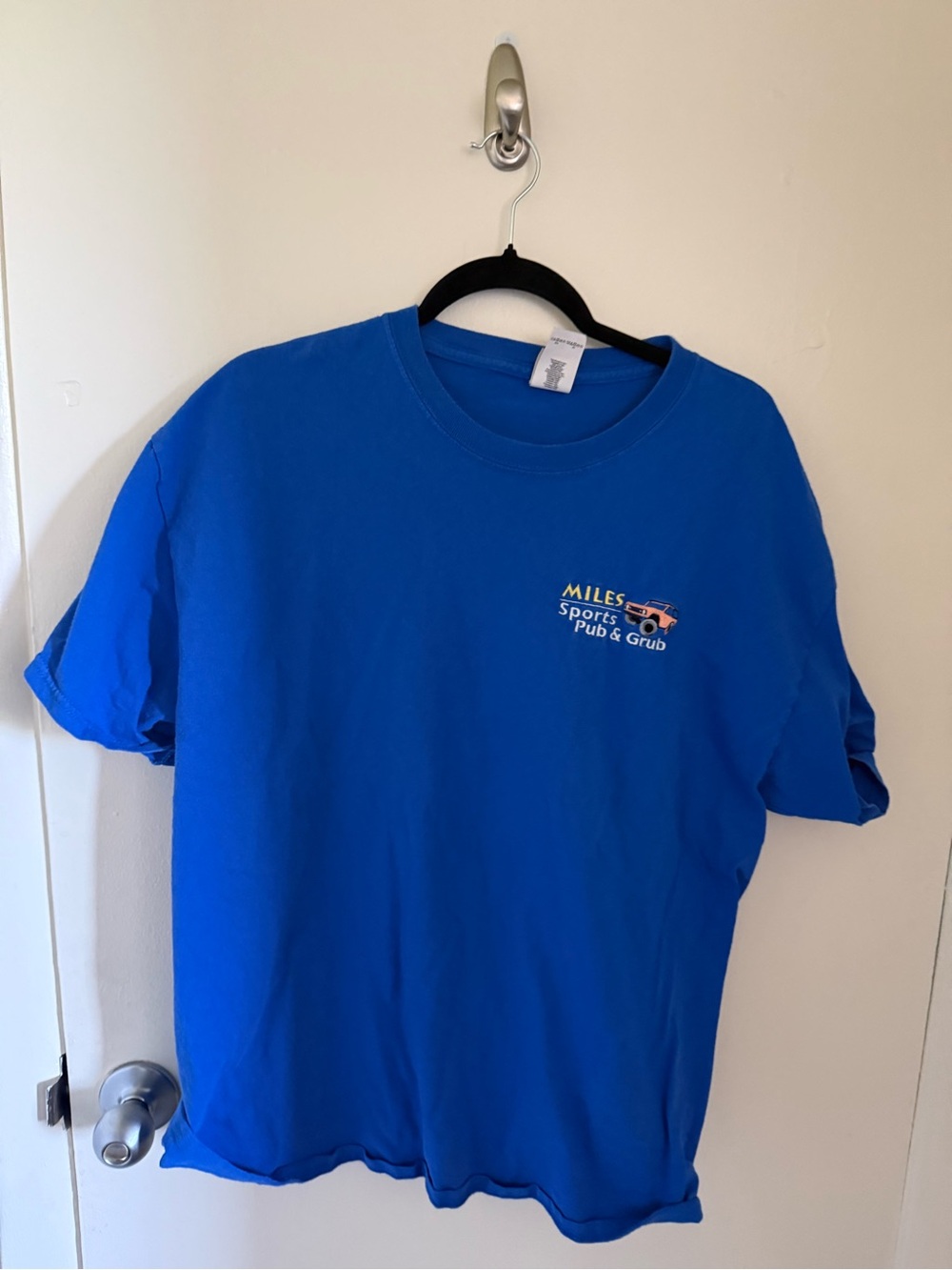 Vintage Embroidered Miles Sports Pub & Grub Blue Logo T-Shirt - Men's Casual Tee